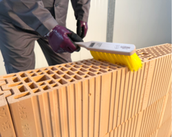 Ziegeluntergrund für Verarbeitung mit Dryfix vorbereiten