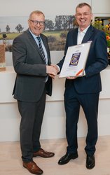  Prof. Werner Beutelmeyer vom marketinstitut Linz überreicht GF Walter Eder den Quality Award für „Weiterempfehlung vom Kunden“.