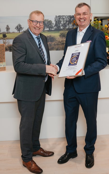 Prof. Werner Beutelmeyer vom marketinstitut Linz überreicht GF Walter Eder den Quality Award für „Weiterempfehlung vom Kunden“.