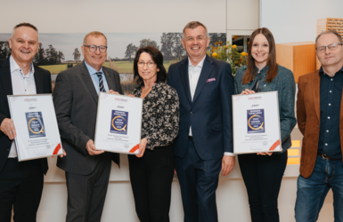 Sieger in 3 Kategorien bei der aktuellen Baumeisterumfrage ist das Ergebnis eines Zusammenspiels aus Produktion, Marketing und Verkauf. (vlnr. Verkaufsleiter Wolfgang Resch, Werner Beutelmeyer, Marketingleiterin Britta Jagsich, GF Walter Eder, Social Media Managerin Eva Bostelmann und Betriebsleiter Prok. Norbert Buchenberger)