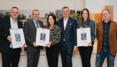 Sieger in 3 Kategorien bei der aktuellen Baumeisterumfrage ist das Ergebnis eines Zusammenspiels aus Produktion, Marketing und Verkauf. (vlnr. Verkaufsleiter Wolfgang Resch, Werner Beutelmeyer, Marketingleiterin Britta Jagsich, GF Walter Eder, Social Media Managerin Eva Bostelmann und Betriebsleiter Prok. Norbert Buchenberger)