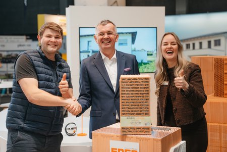 Häuslbauer und Aussteller zeigen positive Stimmung auf der Energiesparmesse Wels.