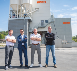 Das für den Neubau verantwortliche Team: Mischmeister Thomas Schwarz, GF Sebastian Eder, Prok. Franz Würzl, Gerald Aschauer